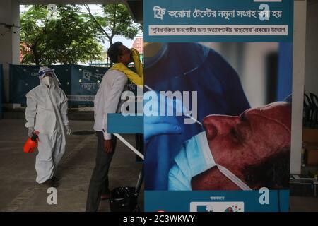 Dhaka, Dhaka, Bangladesh. 22 juin 2020. Un homme présentant de nouveaux symptômes du coronavirus (COVID-19) donne un échantillon dans un stand de collecte d'échantillons pour le tester à Dhaka. Crédit: Md Rakibul Hasan/ZUMA Wire/Alay Live News Banque D'Images