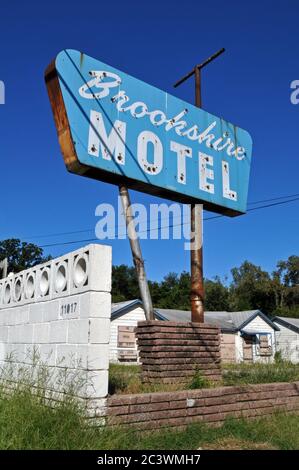 Panneau au néon ancien au Brookshire Motel abandonné sur la route 66 à Tulsa, Oklahoma. Banque D'Images