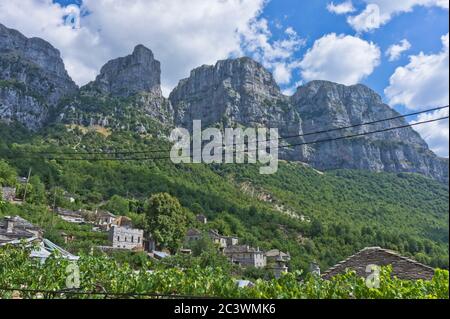 Village de Papigo, paysage naturel à Epire, Grèce, Zagorochoria, gorge Vikos Banque D'Images