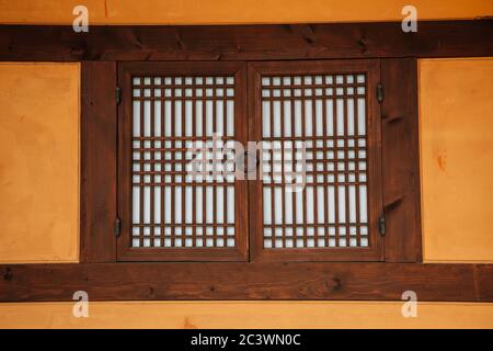 Fenêtre en bois traditionnelle coréenne et mur brun Banque D'Images
