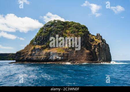 Belle vue sur les rochers de Ponta da Sapata depuis la mer à Fernando de Noronha, un site classé au patrimoine mondial de l'UNESCO, Pernambuco, Brésil, juillet 2019 Banque D'Images