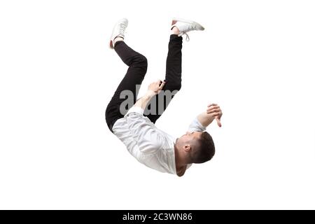 La beauté en plein air est un moment. Photo en longueur d'un jeune homme qui vole dans l'air et qui garde les yeux fermés. Lévitant dans la chute libre, le manque de gravité, le vol. Liberté, émotions, concept d'art. Banque D'Images