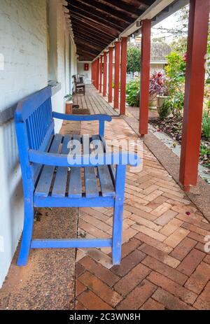 Banc en bois bleu sous une véranda d'une ferme rustique dans le sud-ouest de l'Australie occidentale. Banque D'Images