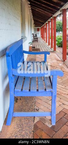 Banc en bois bleu sous une véranda d'une ferme rustique dans le sud-ouest de l'Australie occidentale. Banque D'Images