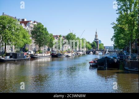 Oudeschans dans le centre d'Amsterdam, les canaux néerlandais sont calmes pendant le confinement du coronavirus Banque D'Images
