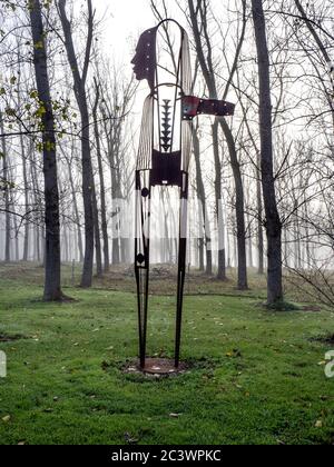 Morning Misty Metal sculpture homme debout parmi un bosquet de peupliers. Banque D'Images