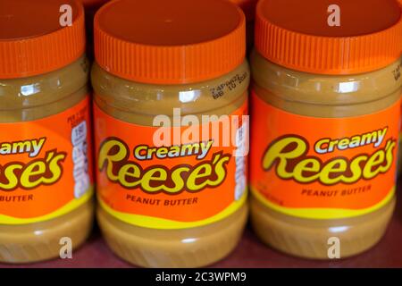 Hershey, PA / USA - 26 novembre 2019 : REESE'S Peanut Beurre d'arachides crémeux est exposée et mise en vente au Hershey's Chocolate World. Banque D'Images