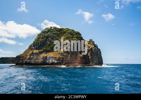 Belle vue sur les rochers de Ponta da Sapata depuis la mer à Fernando de Noronha, un site classé au patrimoine mondial de l'UNESCO, Pernambuco, Brésil, juillet 2019 Banque D'Images