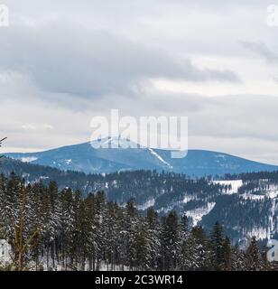 Vue sur Lysa Hora depuis le sentier de randonnée situé sous la colline Velky Polom en hiver Moravskoslezske Beskydy en République tchèque Banque D'Images