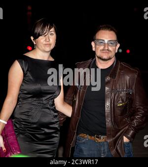 NEW YORK, NY - 21 AVRIL 2009 : le musicien Bono (R) de U2 et son invité assistent à la fête de la vanité pour le Festival du film Tribeca 2009 le 21 avril 2009 à New Banque D'Images