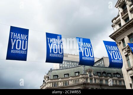 Londres pendant la pandémie, juin 2020. Oxford Street. Réouverture des magasins. Des panneaux indiquent Thankyou dans Oxford Street, alors que les clients reviennent. Banque D'Images