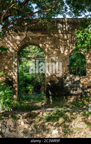 De belles ruines près de l'église Nossa Senhora dos Remedios au parc national marin Fernando de Noronha, site classé au patrimoine mondial de l'UNESCO, Pernambuco, Brésil, Ju Banque D'Images