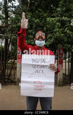 Dhaka, Dhaka, Bangladesh. 22 juin 2020. Un protestant demande l'annulation de la loi sur la sécurité numérique, pour laquelle les gens sont arrêtés pour avoir dit leurs pensées et leurs paroles en ligne. Crédit: Md Rakibul Hasan/ZUMA Wire/Alay Live News Banque D'Images