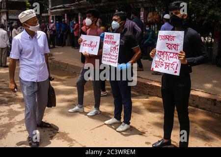 Dhaka, Dhaka, Bangladesh. 22 juin 2020. Fils du photojournaliste arrêté et de ses amis se sont tenus devant le club de presse national pour demander justice et libération pour le photojournaliste arrêté. Crédit: Md Rakibul Hasan/ZUMA Wire/Alay Live News Banque D'Images