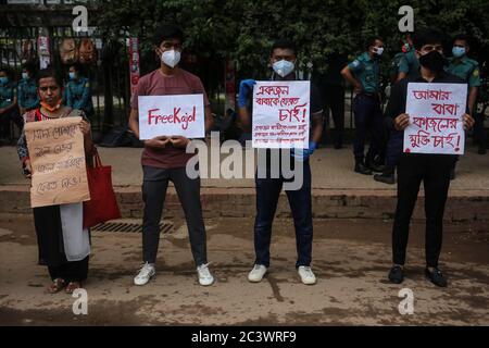 Dhaka, Dhaka, Bangladesh. 22 juin 2020. Fils du photojournaliste arrêté et de ses amis se sont tenus devant le club de presse national pour demander justice et libération pour le photojournaliste arrêté. Crédit: Md Rakibul Hasan/ZUMA Wire/Alay Live News Banque D'Images