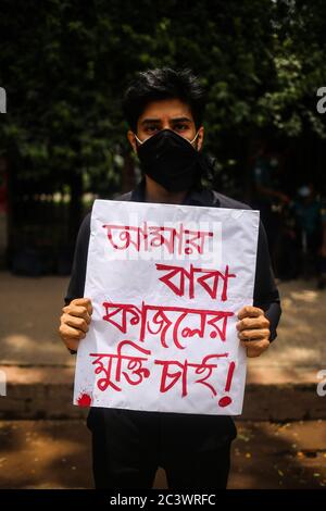 Dhaka, Dhaka, Bangladesh. 22 juin 2020. Fils du photojournaliste arrêté et de ses amis se sont tenus devant le club de presse national pour demander justice et libération pour le photojournaliste arrêté. Crédit: Md Rakibul Hasan/ZUMA Wire/Alay Live News Banque D'Images