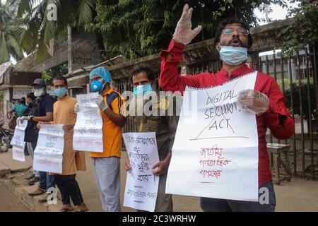 Dhaka, Dhaka, Bangladesh. 22 juin 2020. Un protestant demande l'annulation de la loi sur la sécurité numérique, pour laquelle les gens sont arrêtés pour avoir dit leurs pensées et leurs paroles en ligne. Crédit: Md Rakibul Hasan/ZUMA Wire/Alay Live News Banque D'Images