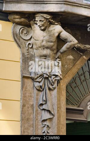 Atlantid Art Nouveau hemi-figure soutenant un balcon à la rue Celetna dans Old Town, Prague, République Tchèque Banque D'Images