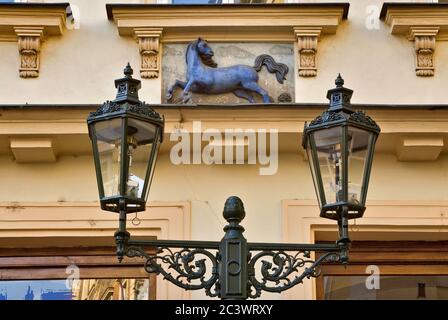 Vieille lanterne et Cheval bleu signe sur chambre à Male Namesti dans Old Town, Prague, République Tchèque Banque D'Images