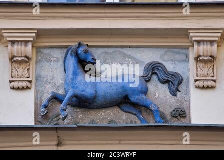 Blue Horse signe sur la maison à Male Namesti dans la vieille ville, Prague, République Tchèque Banque D'Images