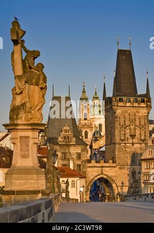 Vue au lever du soleil sur les tours de Mala Strana depuis le pont Charles à Prague, République tchèque Banque D'Images