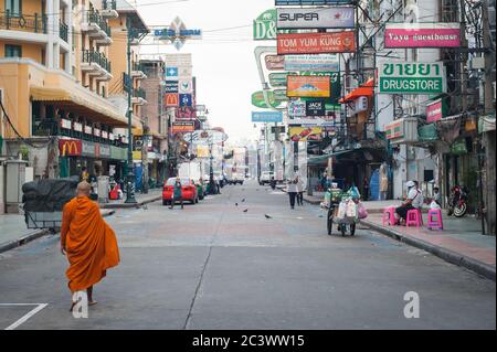 BANGKOK, THAÏLANDE - 29. MAI 2018. Un moine bouddhiste inconnu marche pieds nus dans la rue de la ville. Khao San Road est populaire rue de touristes dans Bangkok th Banque D'Images