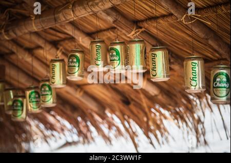 BANGKOK, THAÏLANDE - 09. MAI 2018. Photographie éditoriale de la Thaïlande vide Chang bière classique boîtes suspendues comme une décoration Banque D'Images