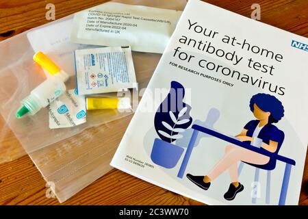 Test d'anticorps NHS à domicile pour coronavirus ou Covid 19 utilisé dans le cadre d'un projet de recherche pour estimer combien d'entre eux ont été infectés en juin 2020. Banque D'Images