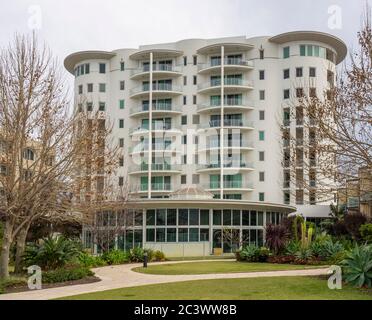 Le bâtiment d'appartements Silos, silos à grains, s'est réaménagé en résidences dans la ville de Bunbury en Australie occidentale Banque D'Images