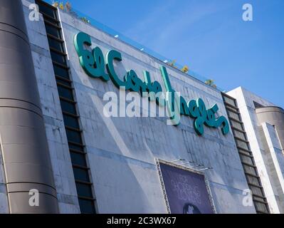 Le panneau El Corte Inglés se trouve au-dessus du complexe commercial de 10 étages de Lisbonne, au Portugal Banque D'Images