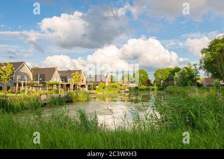 Nouveau domaine de logement ' 't Suyt ' à Waddinxveen, pays-Bas. Nouveau quartier verdoyant et aquatique à l'extrémité de la ville. Banque D'Images