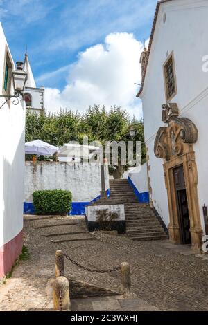 Vue sur les rues étroites pavées du village médiéval d'Obidos, Portugal Banque D'Images