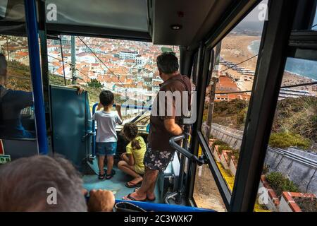 Enfants et homme regardant vers le bas sur une vue de Nazare depuis le funiculaire du Portugal Banque D'Images