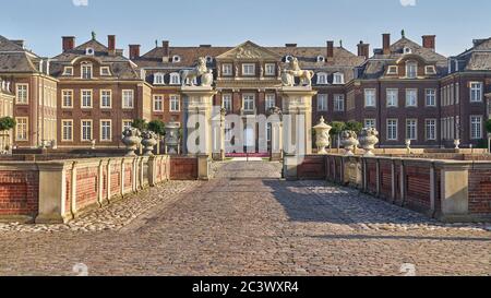 Château de Nordkirchen, Rhénanie-du-Nord-Westphalie, Allemagne, 06-20-2020. Vue du sud par la porte du lion. Banque D'Images