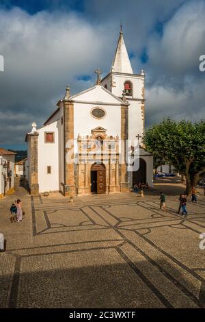 Eglise Igreja de Santa Maria et place Santa Maria à Obidos un mur fortifié village médiéval Portugal Banque D'Images