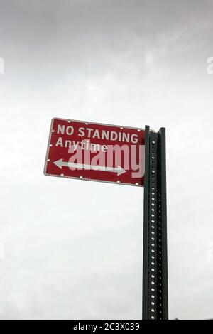 Panneau « No Standing Anytime » à Manhattan New York Banque D'Images