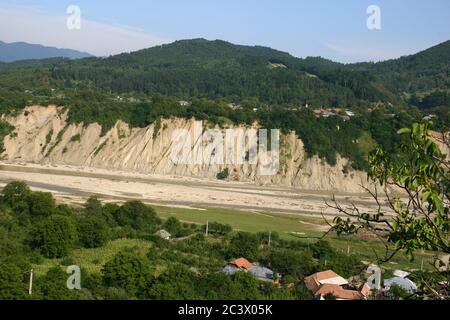 Côté de falaise érodé dans le canyon de Valea Putnei, comté de Vrancea, Roumanie. Banque D'Images