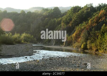 Côté falaise le long de la rivière Putna dans le comté de Vrancea, Roumanie. Banque D'Images