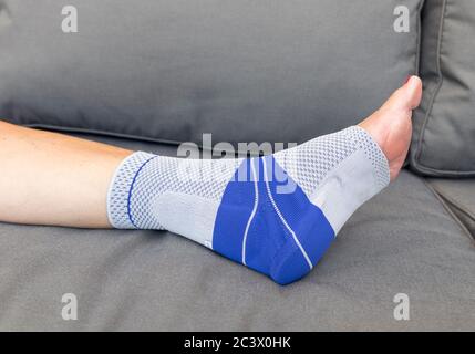 Jambe dans un renfort de talon pour empêcher le haglundse et protéger le tendon d'Achille Banque D'Images