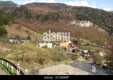 Hébergement touristique, certains encore en travail, sur la vallée de la rivière Putna à Lepsa, comté de Vrancea, Roumanie Banque D'Images