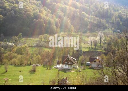 Paysage de printemps dans le comté de Vrancea, Roumanie. Nouveaux logements touristiques sur la vallée de la rivière Putna à Lepsa. Banque D'Images