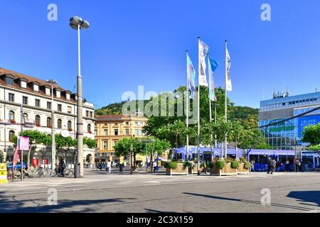 Heidelberg, Allemagne - juin 2020: Place de la ville centrale appelée 'Bismarkplatz' avec jonction de la ville avec les gens par temps ensoleillé Banque D'Images