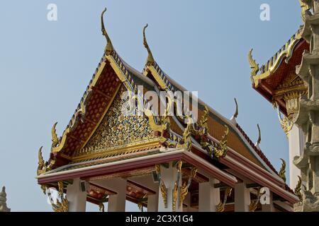 Temple Wat Suthat, vue rapprochée du toit décoré ciel bleu Banque D'Images