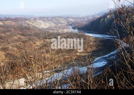 Comté de Vrancea, Roumanie. Vue sur la rivière Putna gelée en hiver. Banque D'Images