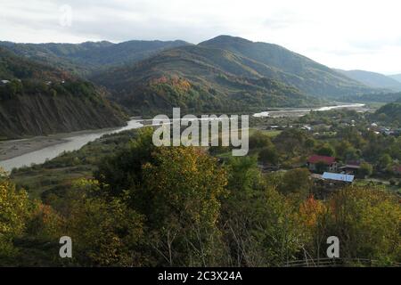 Comté de Vrancea, Roumanie. Paysage avec la vallée de la rivière Putna au village de Valea Sarii. Banque D'Images