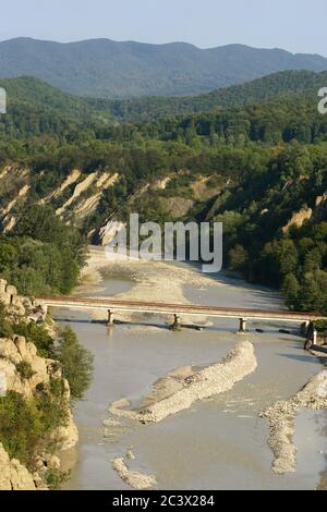 Vue sur la rivière Putna dans le comté de Vrancea, en Roumanie. Pont reliant les villages de Colacu et Poduri. Banque D'Images