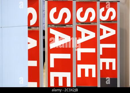 Affiches de vente dans un magasin. Concept de shopping, ventes, réductions Banque D'Images