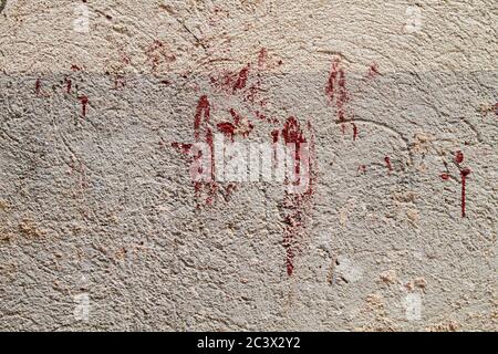 Taches de sang rouge sur un mur Banque D'Images