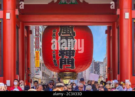 tokyo, japon - avril 04 2020 : piliers en bois rouge de la porte Kaminarimon ou porte tonnerre du temple Sensō-ji d'Asakusa orné de la lanterne en papier rouge F Banque D'Images