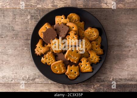 Petits gâteaux amusants pour Halloween sur une table en bois. Vue de dessus Banque D'Images